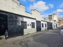 Comprar El Cementerio !! Inmenso Y Excelente Galpón De 3.000 M2, 10 Mts Altura, 3 Baños. Ideal Para Grandes Espacios De Trabajo Y Almacenamiento Y Para Operatividad Interna De Camiones, Gandolas Y Containers.