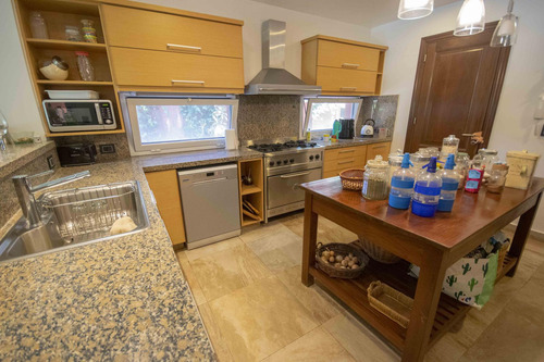 Casa De 5 Ambientes Con Dependencia De Servicio En Venta, En Martínez.