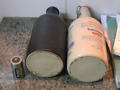 Imagen 3 de 3 de 2 Botellas Ceramica Cerveza Kunstmann Conmemorativa Y Otra