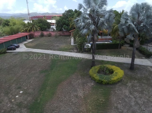 Daniela Linarez Vende Casas De Lujo De 400m2 Con Bellas Areas Comunes Como Piscina En Excelente Zona De Cabudare Con Arboles Frutales Y Todos Los Servicios Básicos Operativos