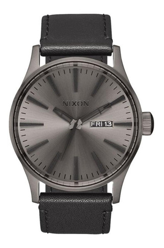 Reloj pulsera Nixon The sentry de cuerpo color gris, analógico, para hombre, fondo gris, con correa de cuero color negro, agujas color negro, dial negro, minutero/segundero negro, bisel color gris y hebilla simple