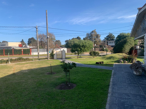 Se Vende Casa, 3 Dormitorios, Con Amplio Terreno, A 1 Cuadra De La Playa, En Lomas De Solymar. Ciudad De La Costa.