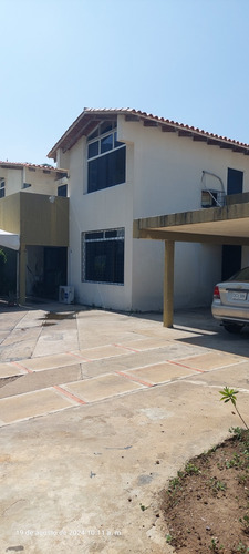 Alquilo Casa A Pocos Metros De La Av Principal De Lecheria