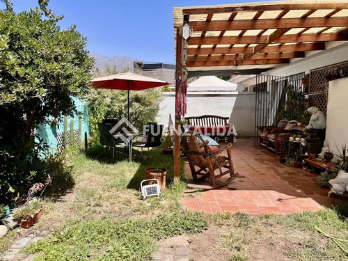 Casa En Venta De En La Reina. 376/ 119 Mts.uf 6.700