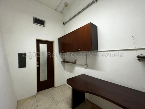 Ss: Vende Local Comercial 24-11677 En La Castellana De 113.64 M2