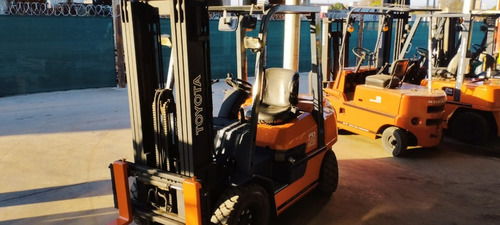 Imagen 4 de 4 de Autoelevador Toyota Triple Diesel Desplazador