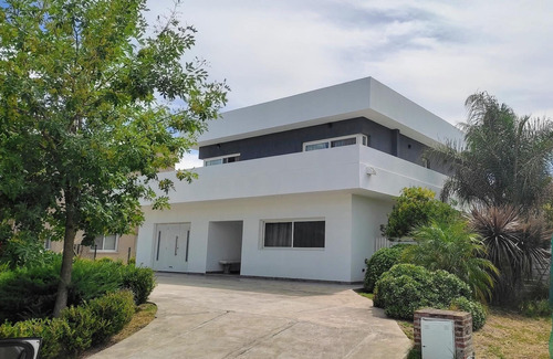 Imagen 3 de 25 de Moderna Casa En Venta Con Pileta Sobre El Golf, El Canton