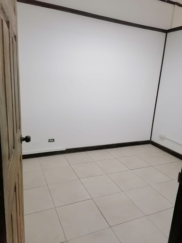 Imagen 9 de 14 de Local Ideal Para Despachos Profesionales, Oficinas O Comercio De Servicios En General.