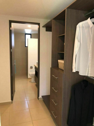 En Venta Casa Entre El Refugio Y Zibata, 139 M2, Gran Jardín, 3 Recamaras