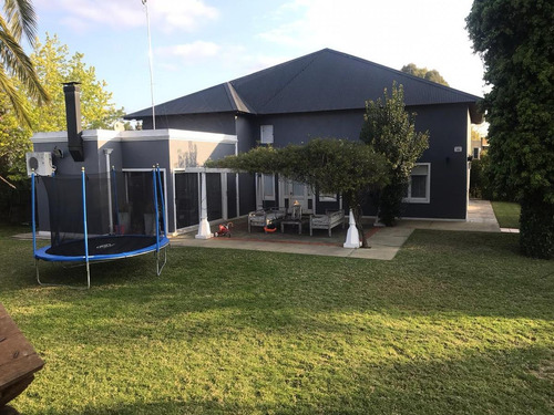 Casa Venta 4 Dormitorios 3 Baños Jardín Pileta Quincho Parrilla Cochera 280 Mts 2 -terreno 1300 Mts 2- Manuel B Gonnet