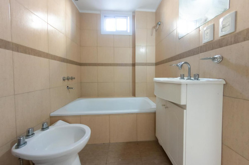 Imagen 13 de 16 de Venta-caseros Centro-departamento De 2 Ambientes Con Cochera Fija, Cubierta Y Balcón.
