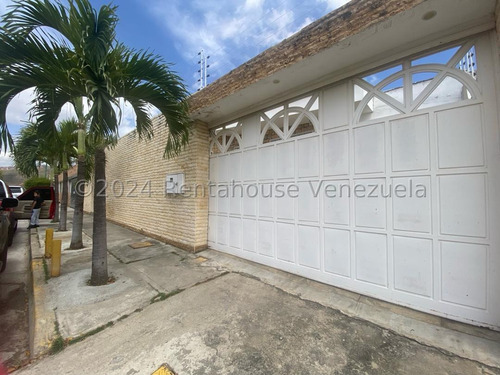Ms: 24-22716 Se Vende Casa Recien Remodelada En Colinas De Vista Alegre. A=430m2, 4h, 3b, 4p.