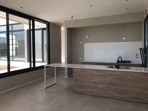 Casa De Diseño - Lote En Esquina -3 Dorm - San Matías Área 4