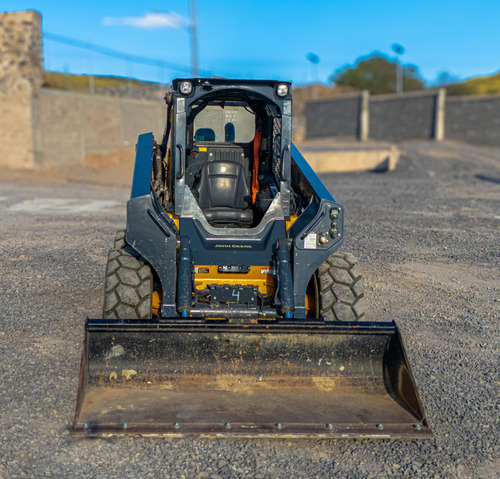 2021 Mini Cargador John Deere 332g