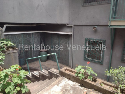 Bella Casa De 2 Pisos ,bien Distribuida En Venta Ubicada En Las Acacias 25-16813