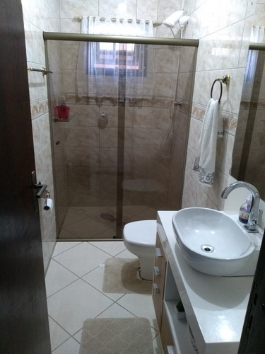 No Bairro Itoupava Norte, Para Quem Procura Morar Com Conforto E Boa Localização A Poucos Minutos Da Via Expressa. Casa Com 2 Pavimentos Contendo Na Parte Inferior Sala De Estar, Cozinha Com Móveis S