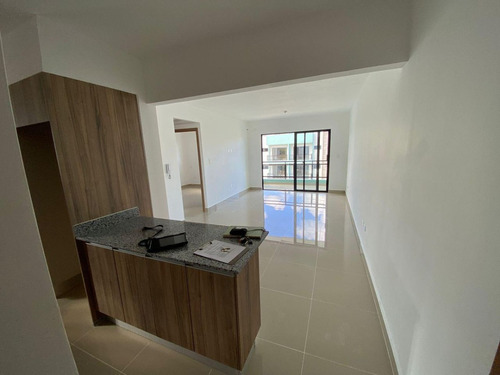 Apartamento En Alquiler En Boulevard Turístico Del Este, Bávaro, Punta Cana, 70m2, 2 Hab. 1 Parqueo, Excelente Ubicacion, Cerca De Supermercados, Restaurantes, Centros Comerciales, Playas Paradisíaca