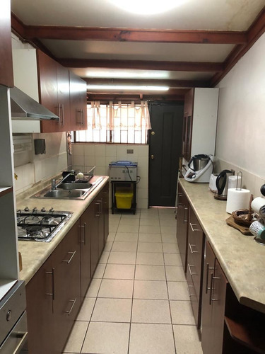 Venta Cómoda Casa De 4d A 2 Cuadras De Avda. Los Carreras