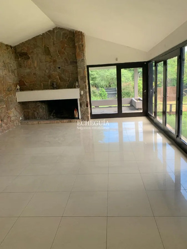 Gran Casa 4 Dormitorios Y 3600m2 De Jardín, Zona Golf, Punta Del Este
