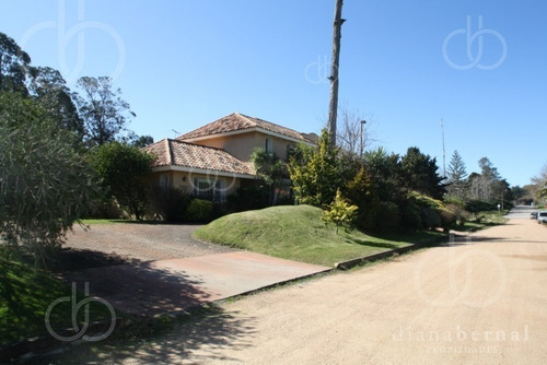 Imagen 28 de 29 de Punta Del Este, Beverly Hills , Residencia De 4 Dormitorios Y Piscina Climatizada.- Ref: 54207