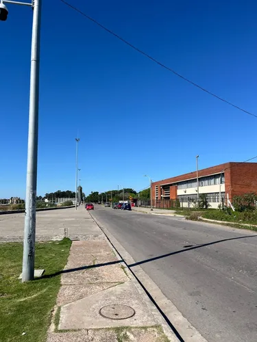 Venta. Gran Terreno Esquina. Cerro. Inmejorable Ubicación. Frente A La Bahía Y Al Liceo. 1800m2