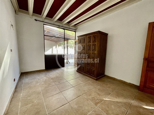 Casa En Venta De 4 Dorm. En Ñuñoa. Metro Inés De Suárez