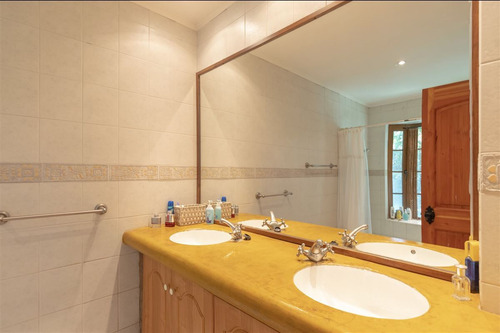 Casa Chilena Venta De 6 Dorm., 5.200mts2, Piscina, En Colina