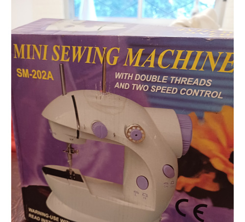 Maquina De Coser Portatil Mini Sewing Machine Color Blanco