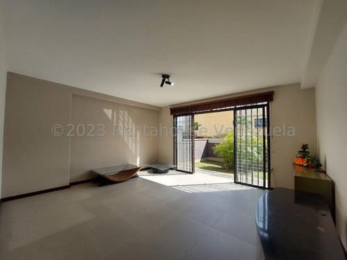 Casa En Venta En Alto Prado Caracas Remodelada Calle Cerrada Terraza