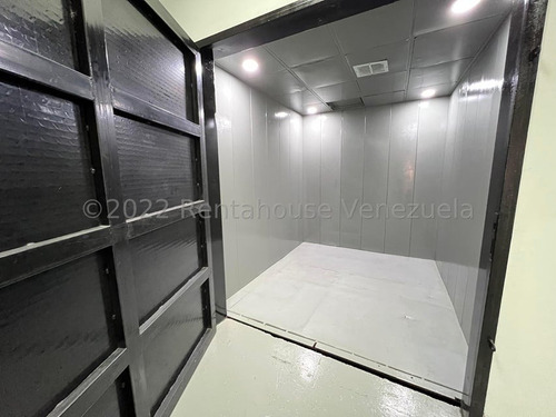 Imagen 23 de 24 de Alquilo Edificio Comercial , Tres Pisos, Con Excelente Ubicación Catia !!!! Excelente Oportunidad!