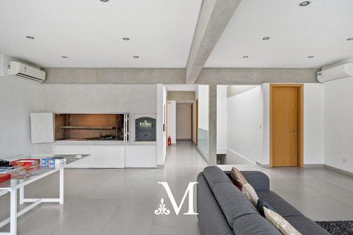 Hermosa Casa - 1000 M2 - Terreno 8.66x65 - Jardin - Pileta - Parrilla