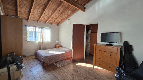 Vivienda Multifamiliar, Chalet, Casa En Dos Plantas, Patio, Lavadero, Excelente Estado, Buena Ubicacion