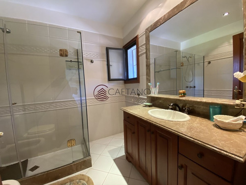 Imagen 23 de 30 de Espectacular Casa A Una Cuadra De La Playa. 7 Dormitorios, 6 Baños. Vista Al Mar. Amplios Y Luminosos Ambientes, Buena Construcción. Buena Ubicación - Punta Del Este Mansa