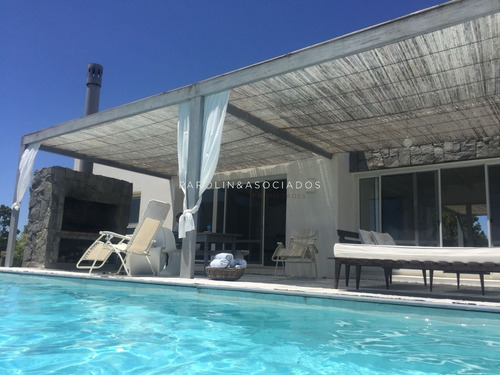 Casa En Venta Y Alquiler De Estilo Minimalista Dentro De Barrio Privado El Quijote, La Barra.-ref:2274