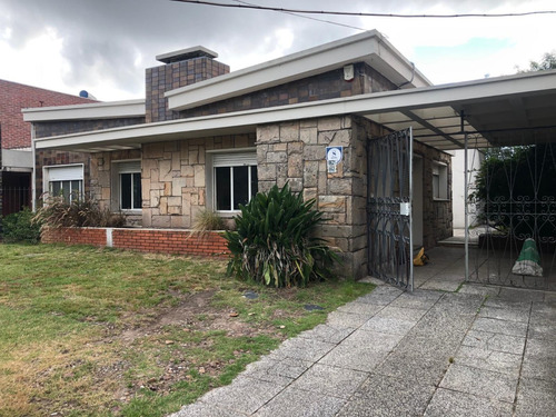 Excelente Casa En El Corazón De Carrasco A Media Cuadra De Arocena. Apta Vivienda O Comercio