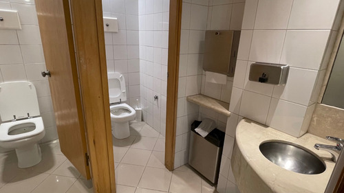 Oficina En Venta, En La Ciudad Vieja, Sobre La Calle Misiones - Con Una Terraza Increible De 40m2 Con Vista Despejada Y Mucho Sol.