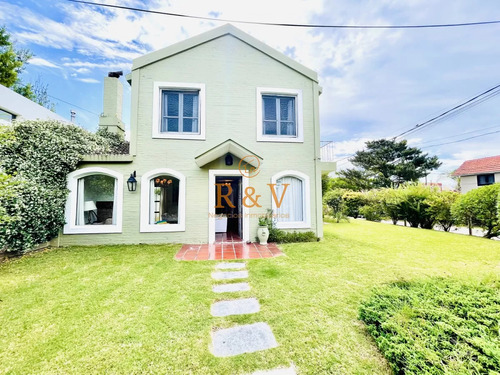 Casa De 4 Dormitorios En La Barra, Punta Del Este