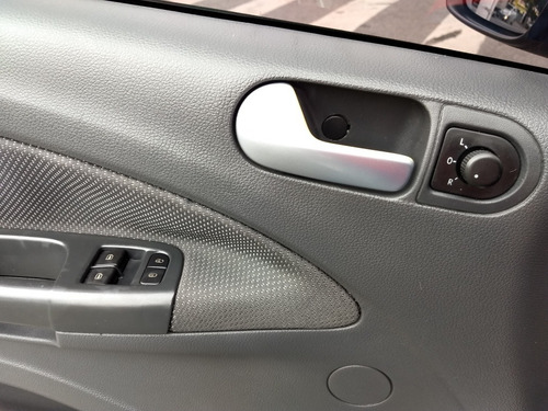 Imagem 10 de 15 de Volkswagen Voyage 2013 1.6 Vht Comfortline Total Flex 4p