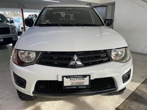 Imagen 6 de 15 de Mitsubishi L200 2.4 Mt 2015