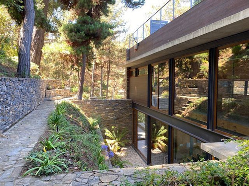 Espectacular Casa En Zapallar, A Una Cuadra De La Playa