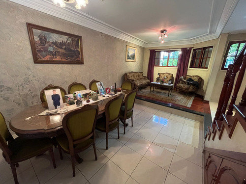 Casa De 4 Ambientes Con Garage Muy Buena Ubicación Y Excelente Estado.