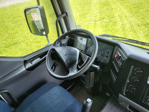 Imagem 8 de 10 de Volvo Vm 260 6x2 2009