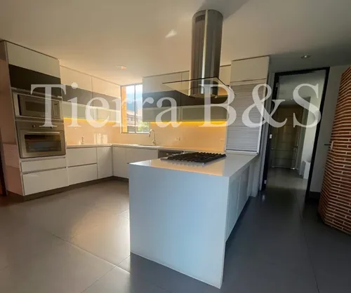 Lujosa Residencia: Confort Y Elegancia Por $13.900.000 Incluida Administración, San Simón