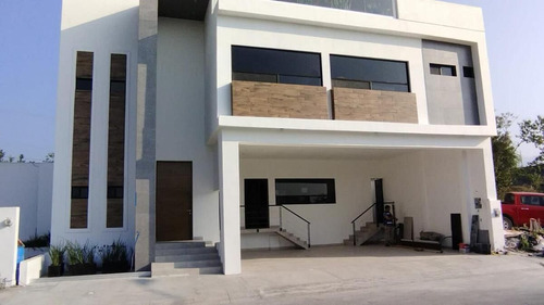 Casa En Venta En El Barrial En Santiago Nuevo Leon