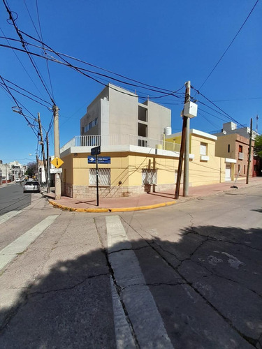 Casa En Venta Alberdi Mas Dpto 2 Dorm