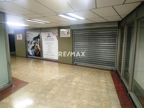 Venta De Local Comercial - Oficina En El C. C. Centro Plaza, Municipio Chacao 180m2