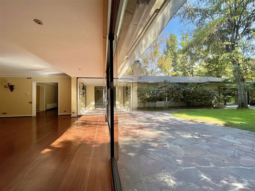 Gran Parque Nueva Costanera, Residencia Embajador Vitacura