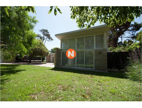 Casa En Venta, Mansa, Punta Del Este, 4 Dormitorios.- Ref: 209956