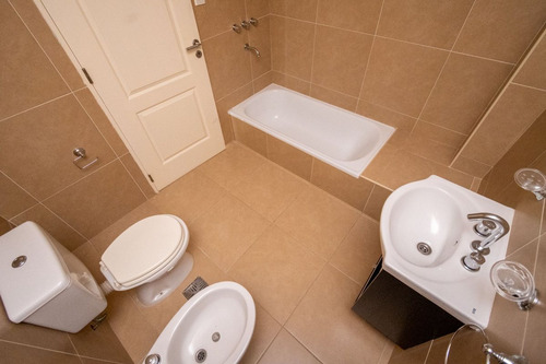 Se Vende Dpto. De 2 Dorm. C/cochera En Barrio Sur!