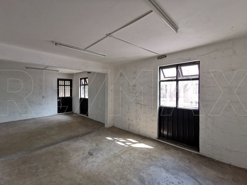 Casa En Esquina Con 430 M2 De Construcción.